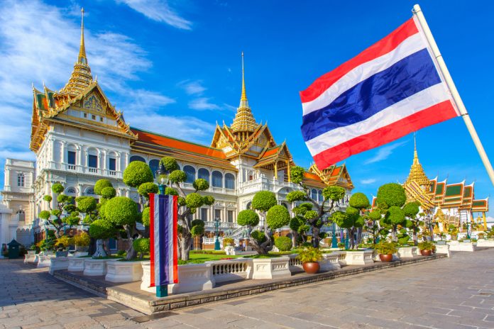 Grand,Palace,,Wat,Pra,Kaew,With,Blue,Sky,And,Thai